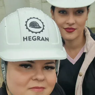 Integrantes da equipe Hegran em vistoria, usando capacetes e uniforme da empresa